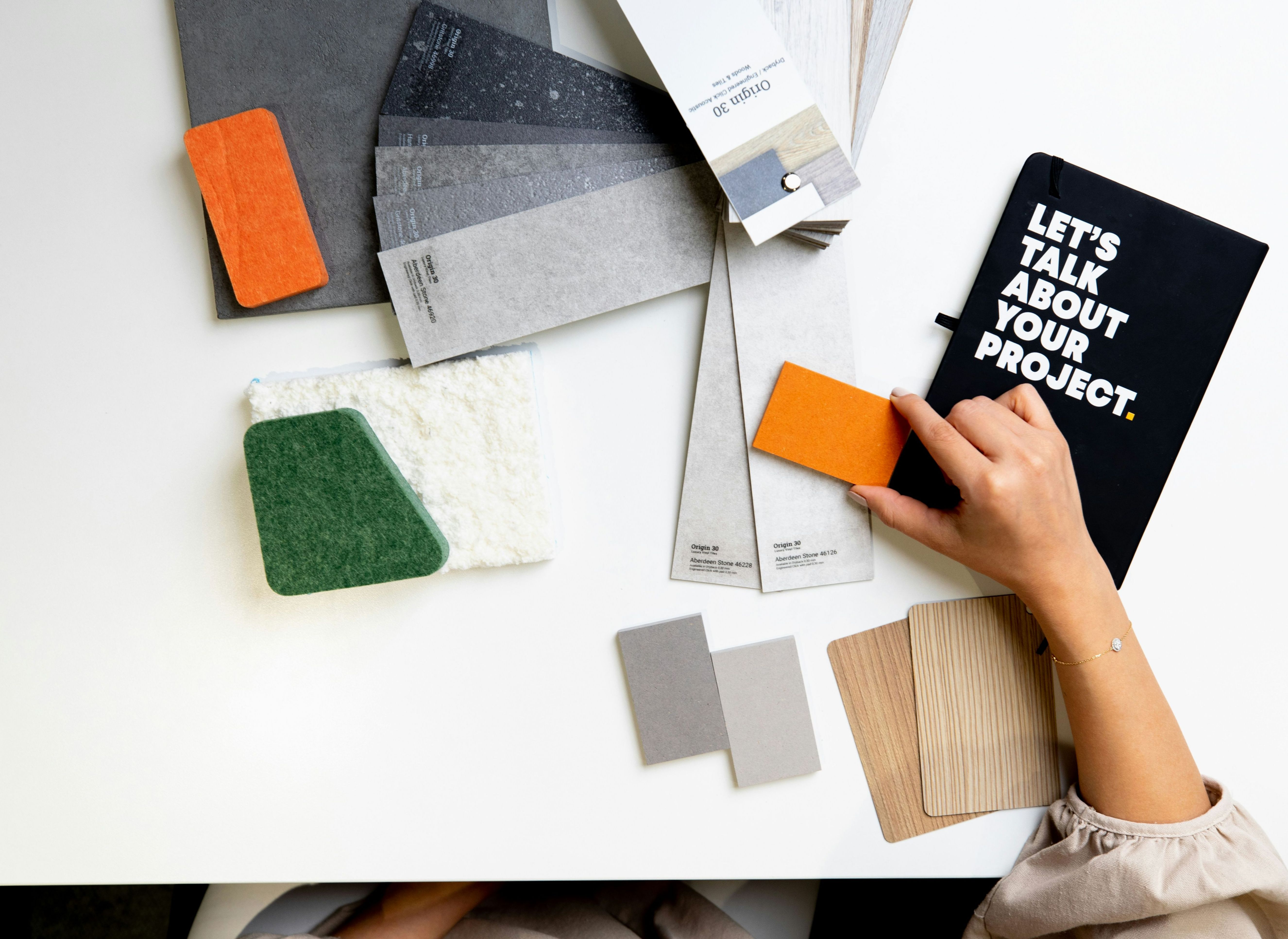 Regal mit Materialmustern im Atelier